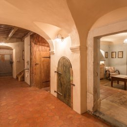 historicka chodba s klenbami a cihelnou dlazbu
